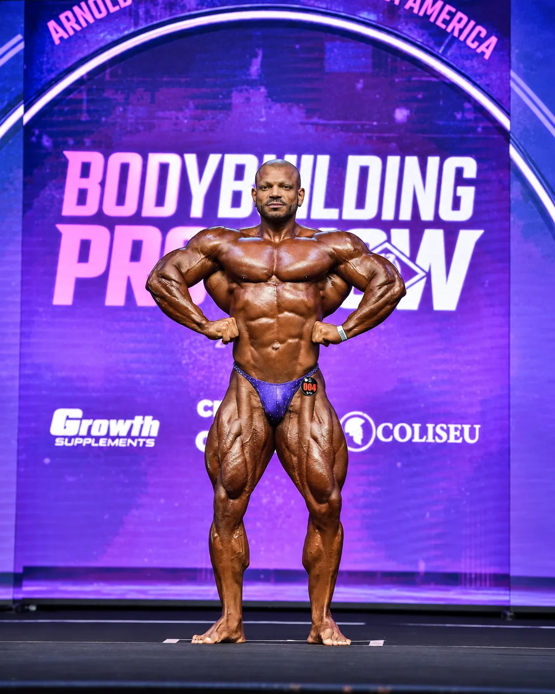 Wellington Nescau no palco de um campeonato de fisiculturismo